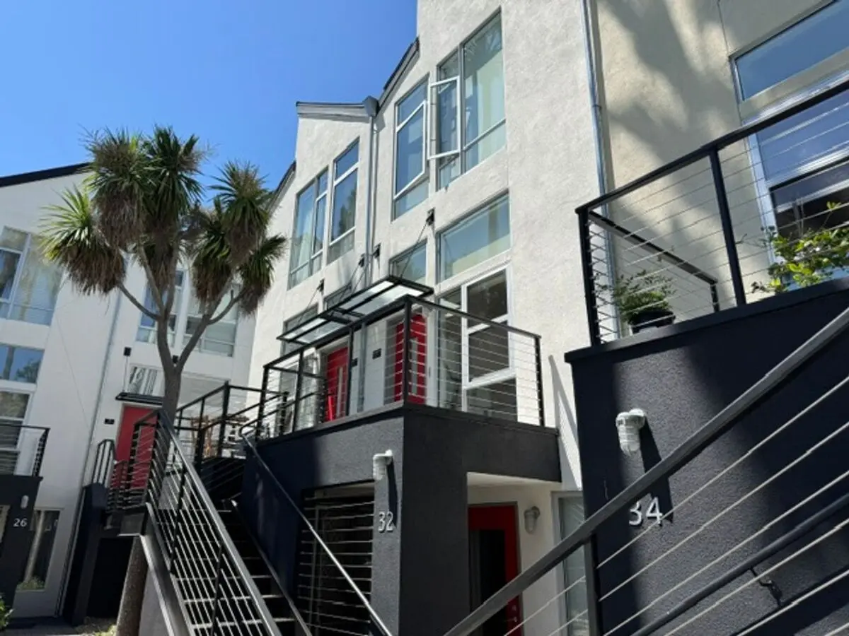 Beautiful Tri-level Condo Located In Iron Horse Lofts With Attached 1 Car Garage photo 5