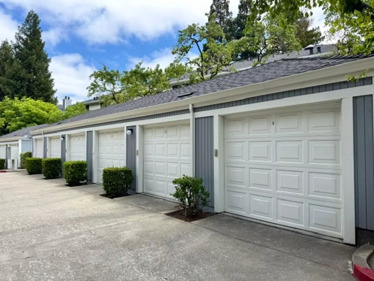 Beautiful Upper Level 2 Story Condo W/detached 1 Car Garage In Ashford Ct. photo 5