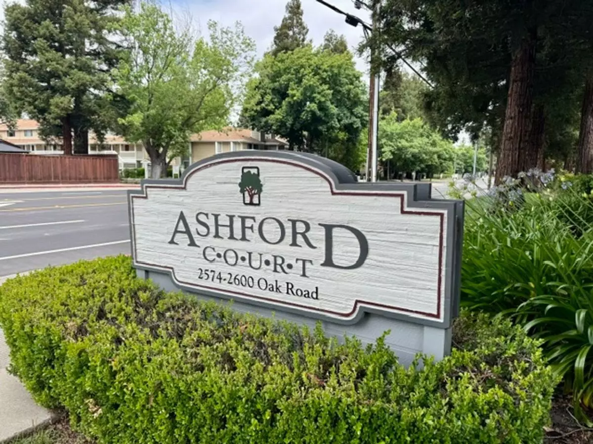 Beautiful Upper Level 2 Story Condo W/detached 1 Car Garage In Ashford Ct. photo 3