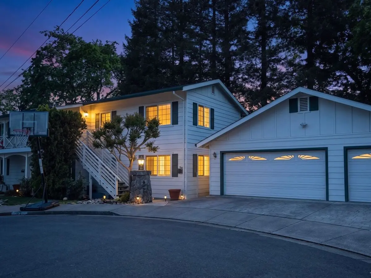Charming 2 Bed & 1 Bath Condo In The Heart Of Downtown Walnut Creek!!