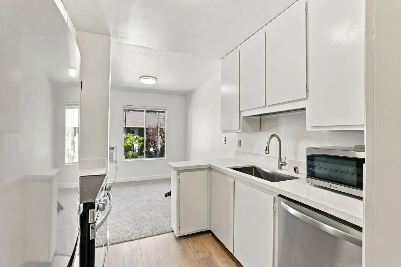 Freshly Updated Condo With Pool Views And Modern Finishes photo 5