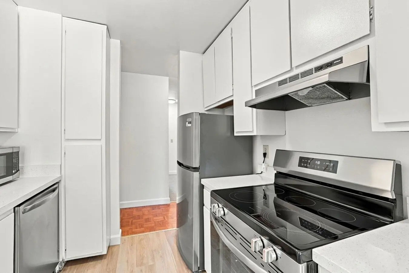 Freshly Updated Condo With Pool Views And Modern Finishes