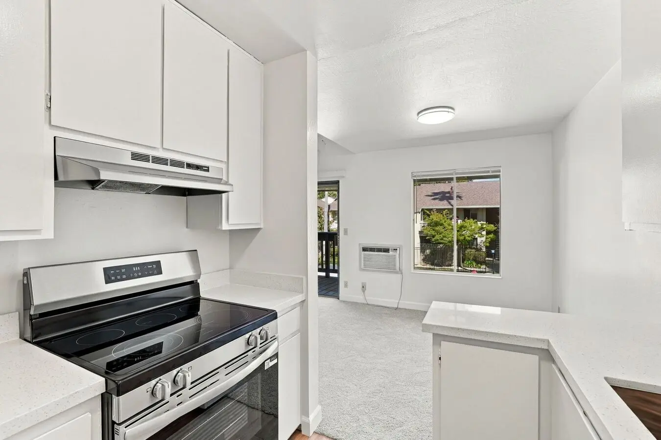 Freshly Updated Condo With Pool Views And Modern Finishes photo 2