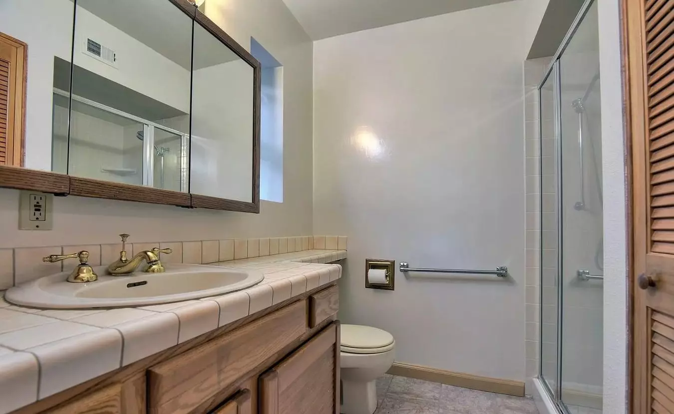 Lovely 1 Bedroom 1 Bathroom End Unit Is Ready. photo 2