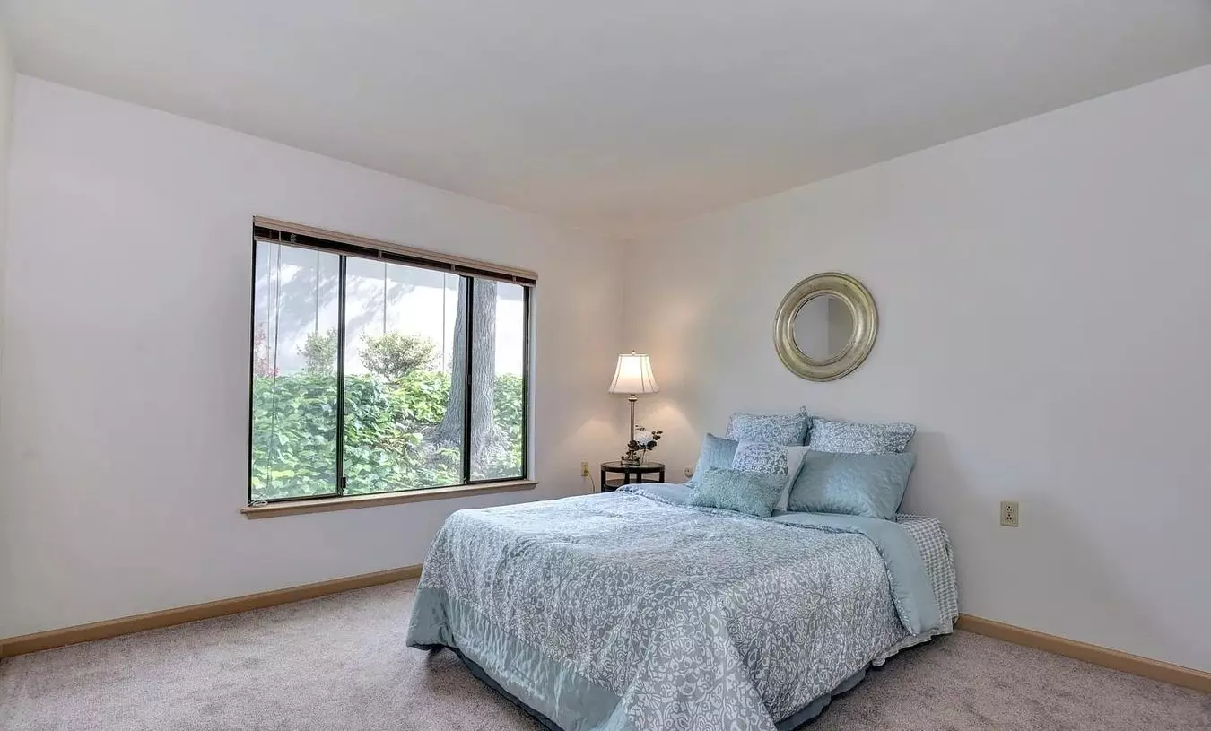 Lovely 1 Bedroom 1 Bathroom End Unit Is Ready. photo 3