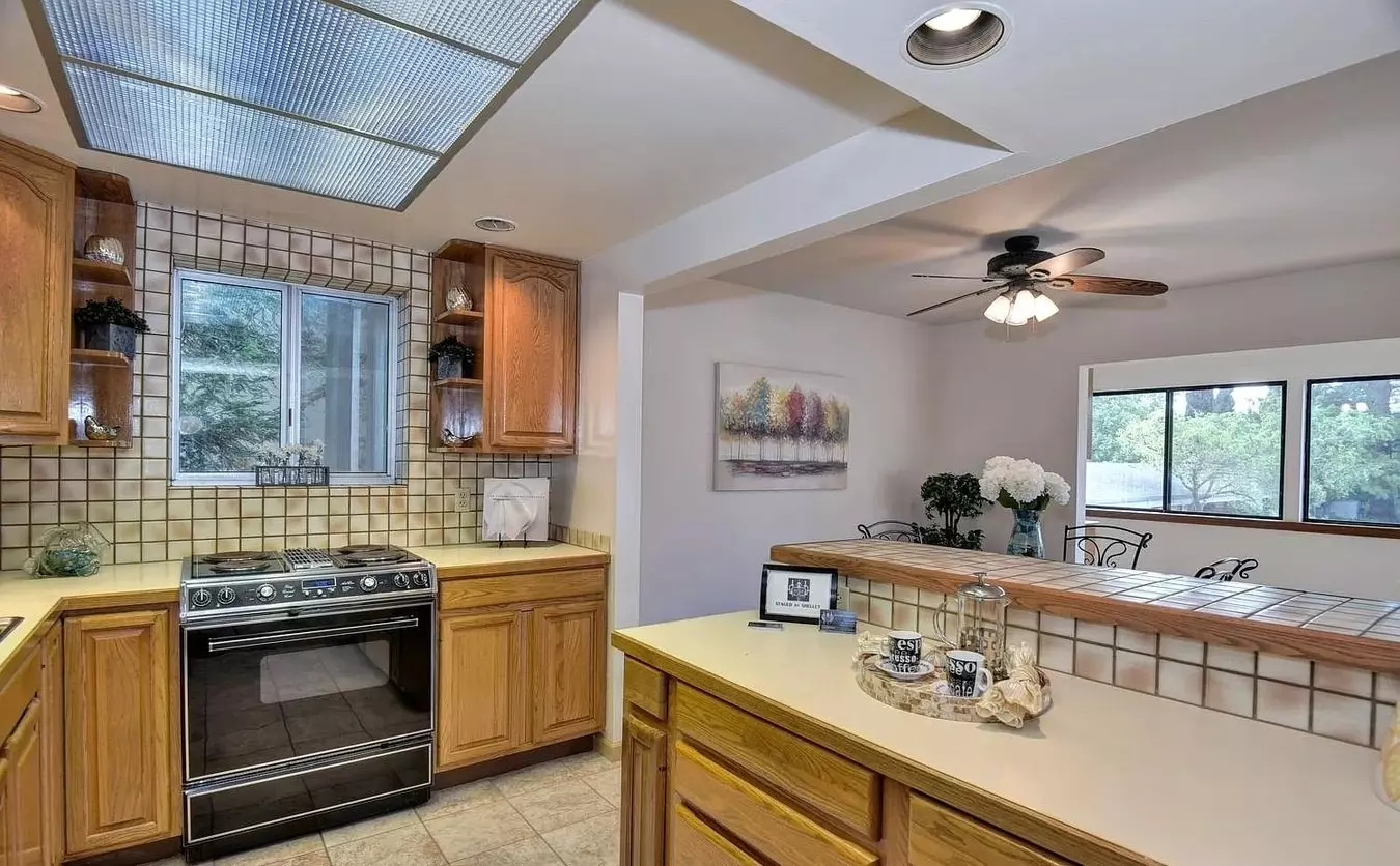 Lovely 1 Bedroom 1 Bathroom End Unit Is Ready. photo 5