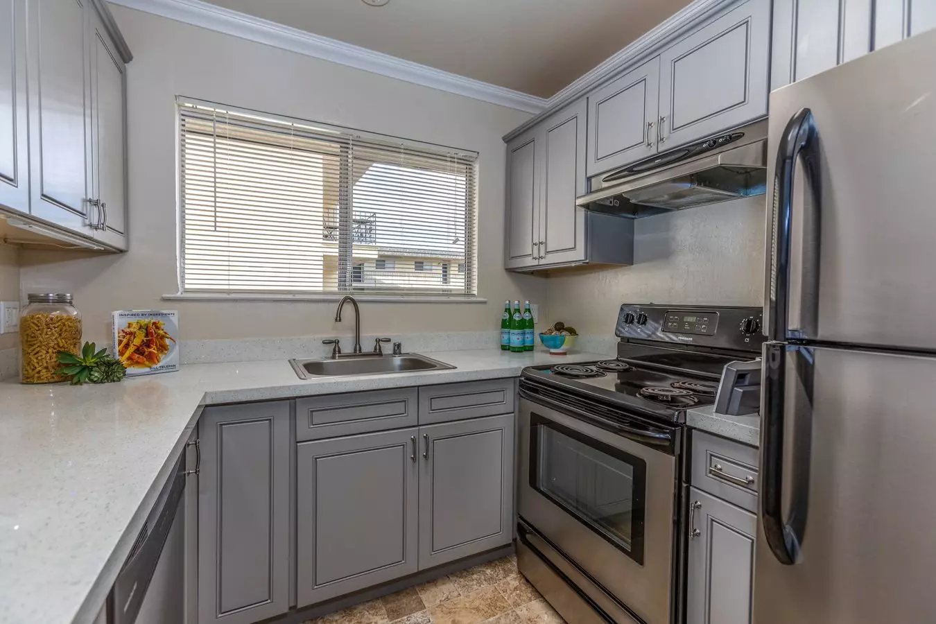 1480 Creekside Dr photo 3
