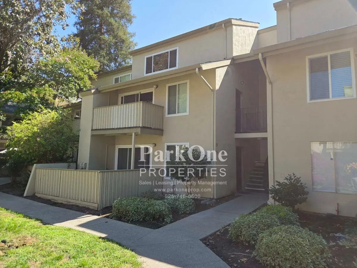 Spacious Walnut Creek Condo With Community Pool