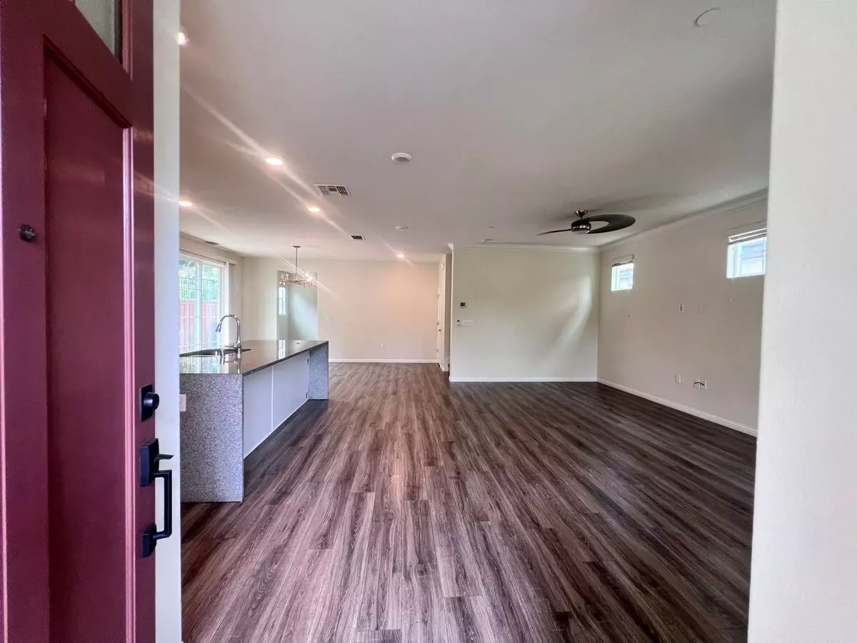 $1,000 Move In Special!!! Stunning 4bd/2.5ba Townhouse In Walnut Creek!!! photo 3