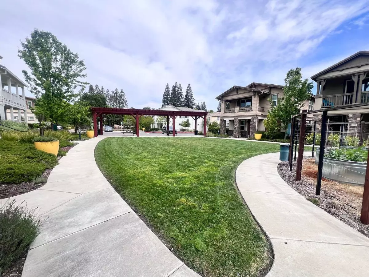 $1,000 Move In Special!!! Stunning 4bd/2.5ba Townhouse In Walnut Creek!!! photo 2