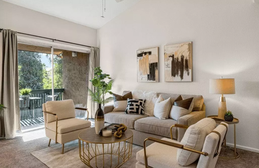 Stunning Top-floor End Unit In The Sought-after Greenwood Complex photo 5