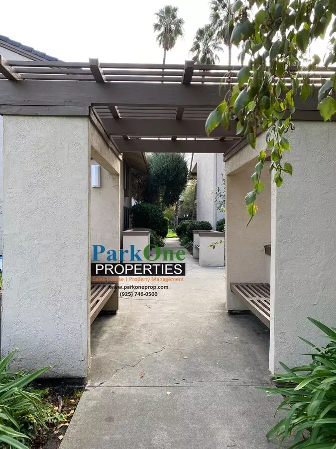 Super Cool 2 Bedroom Condo With Great Location. photo 2
