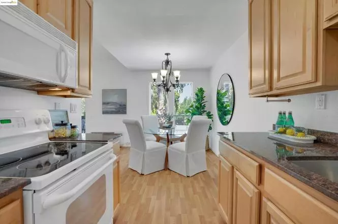 Bright One-bedroom W/ In-unit Laundry &amp; Ac photo 2