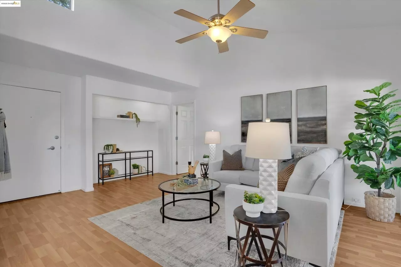 Bright One-bedroom W/ In-unit Laundry &amp; Ac photo 4