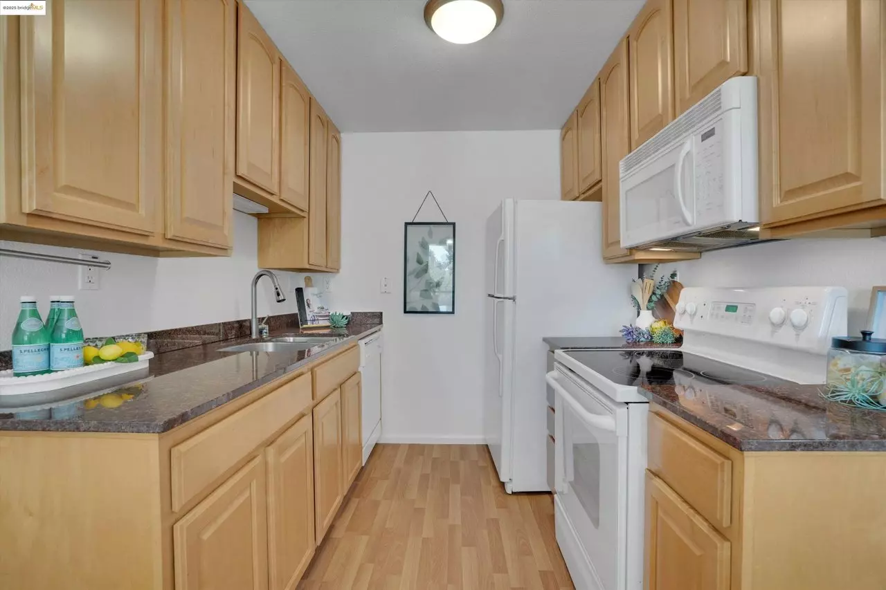 Bright One-bedroom W/ In-unit Laundry &amp; Ac photo 5