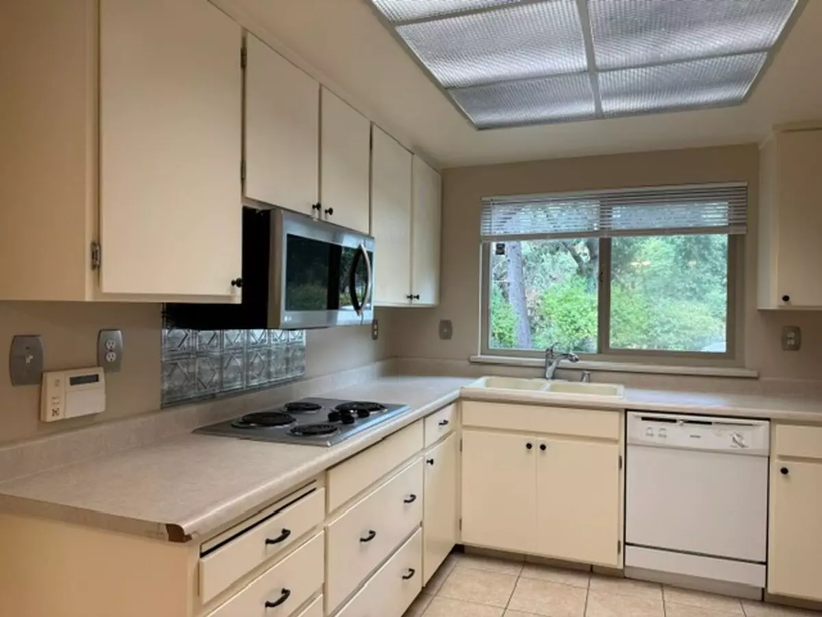 Walnut Creek Townhome With In-unit Laundry And Attached 2 Car Garage! photo 5