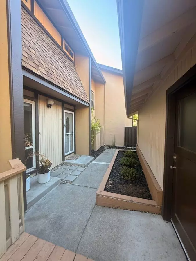 Welcome To This Beautiful Townhouse Located In Walnut Creek-countrywood 3 Bedroom 2.5 Bath photo 2