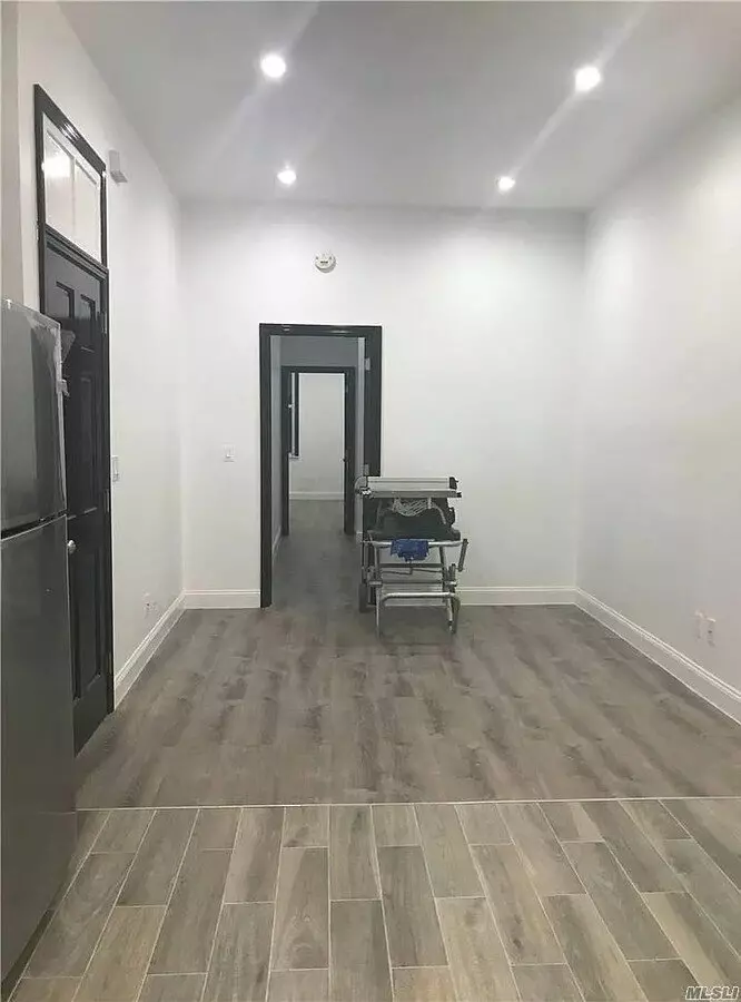 Fully Renovated Railroad 2 Bedroom 1 Bathroom Apartment photo 3