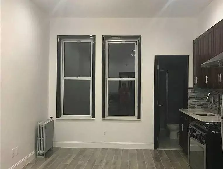 Fully Renovated Railroad 2 Bedroom 1 Bathroom Apartment photo 4