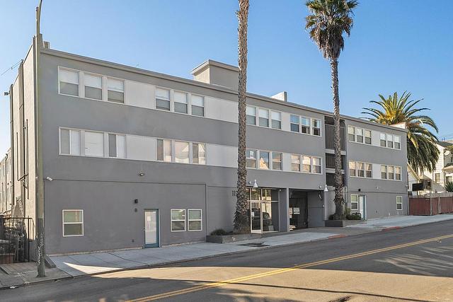 2BR/1BA Apartment on E 18th St Unit 42 · Oakland photo 2