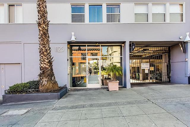 2BR/1BA Apartment on E 18th St Unit 42 · Oakland photo 5