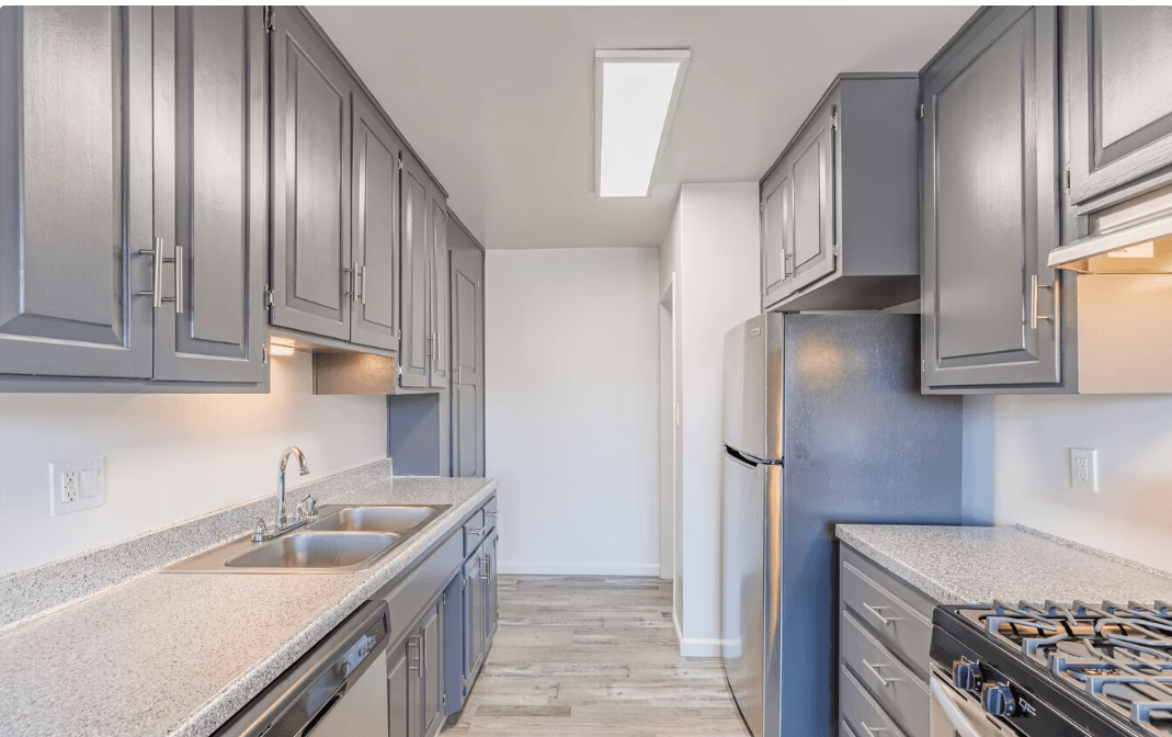 Ivanhoe Village Apartments photo 2
