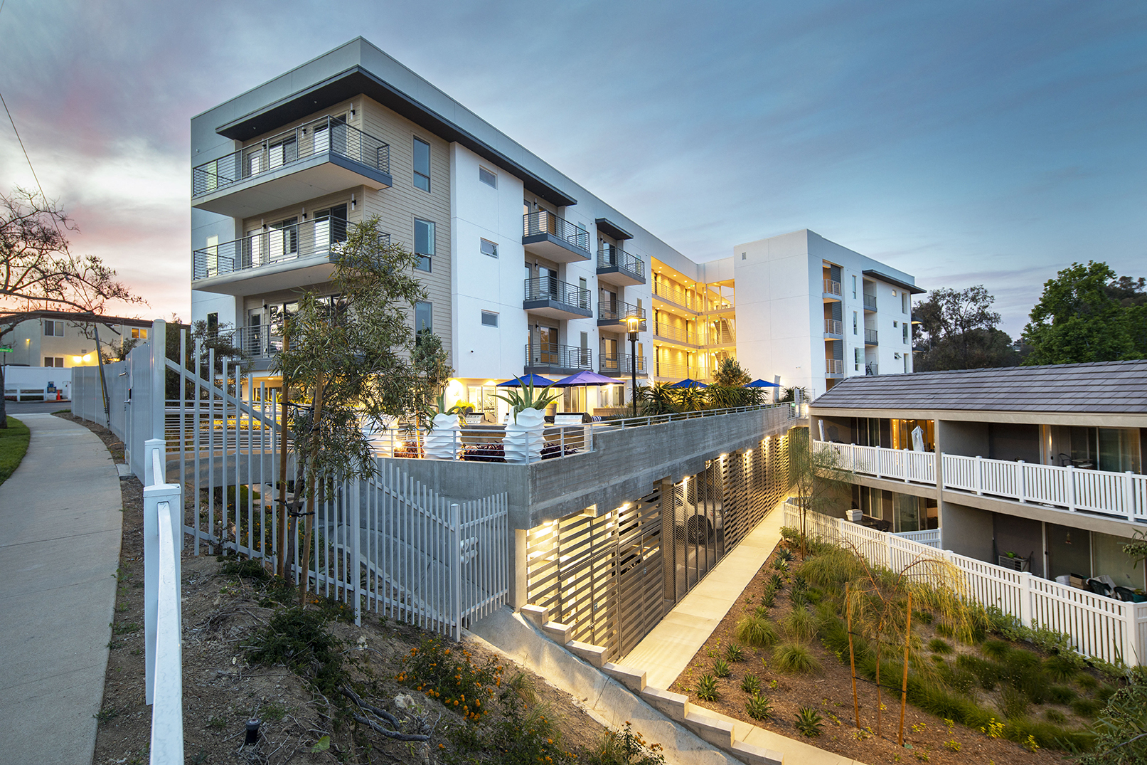 Modernaire Apartments photo 5
