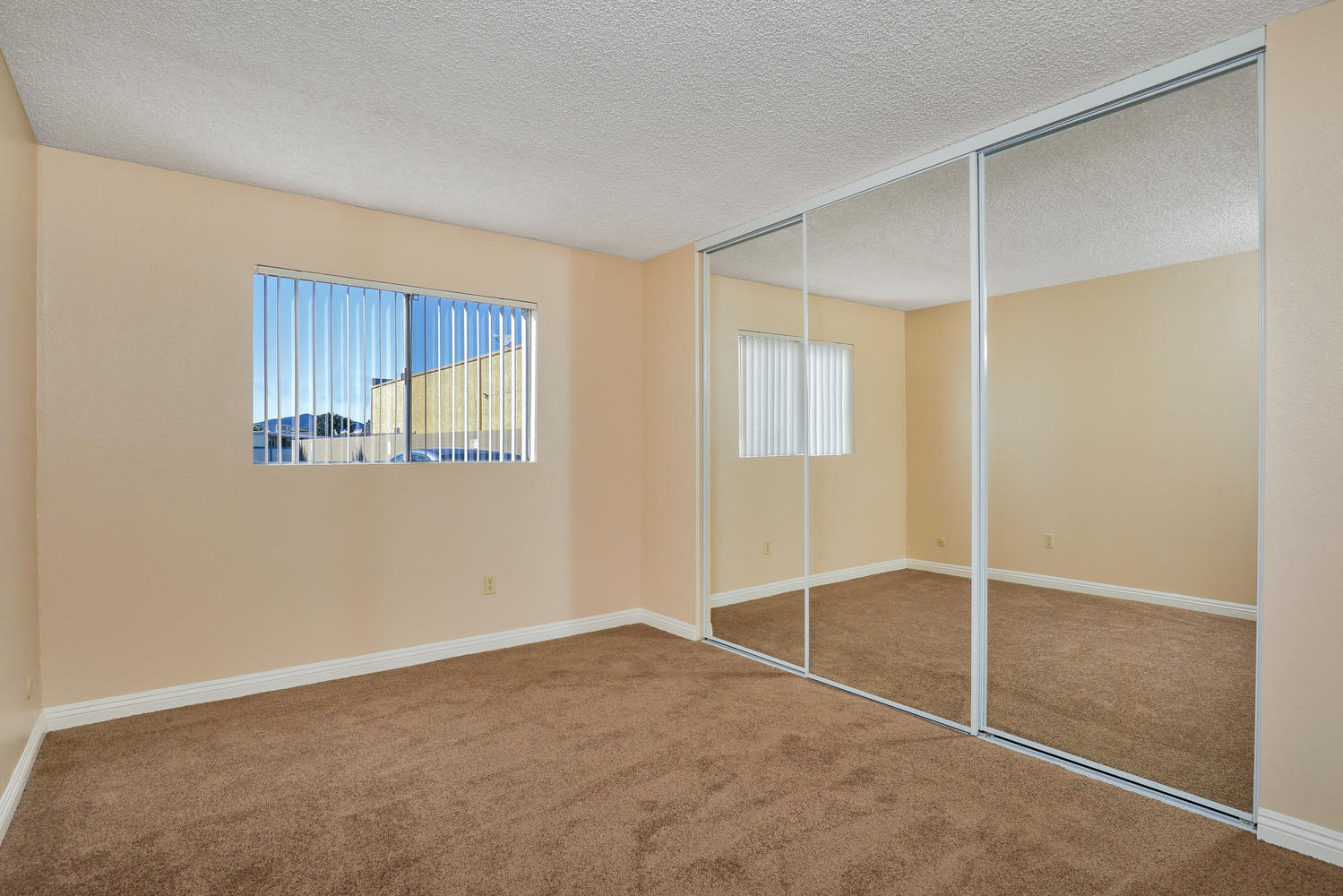 Mission Villa Apartments photo 3