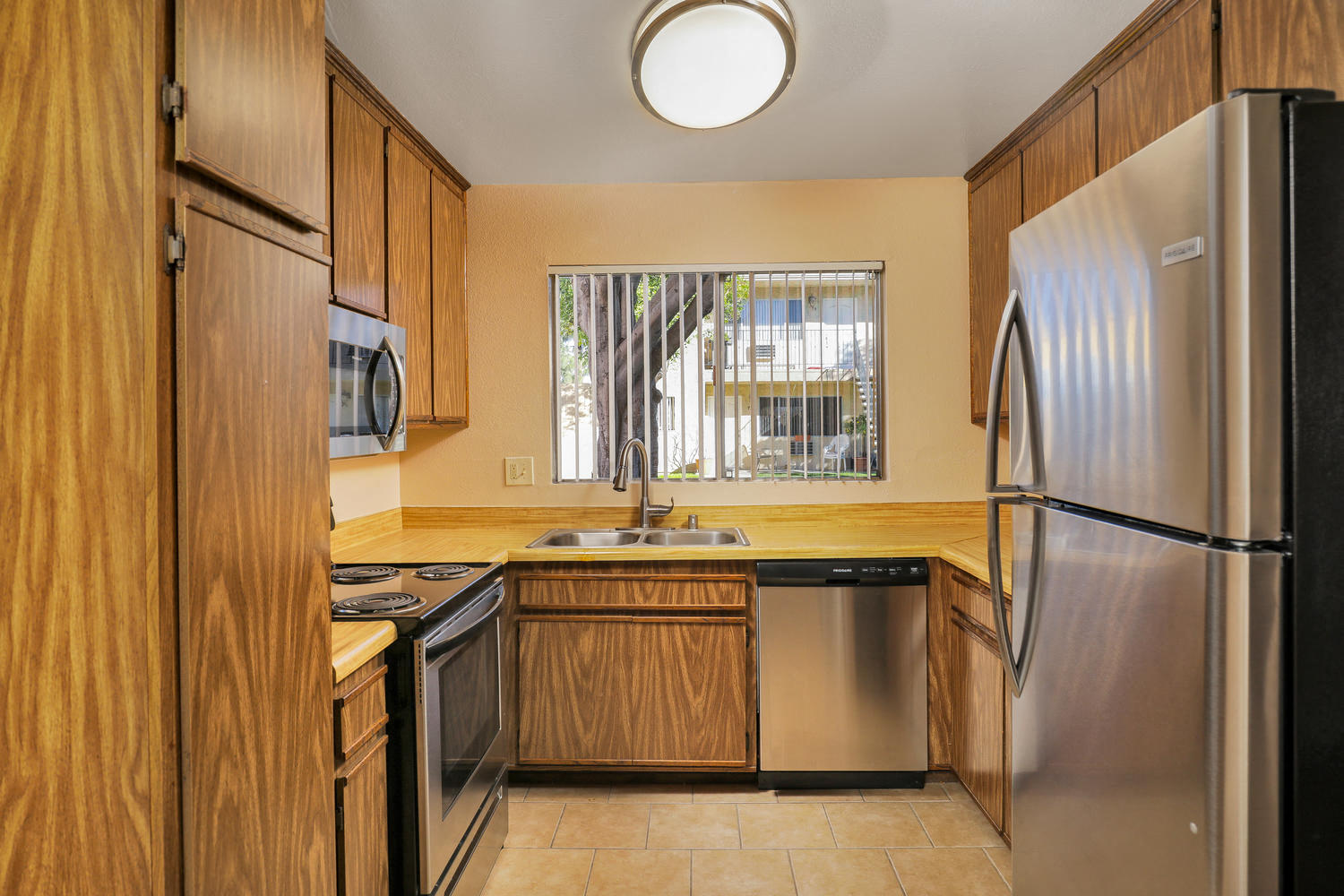 Mission Villa Apartments photo 2