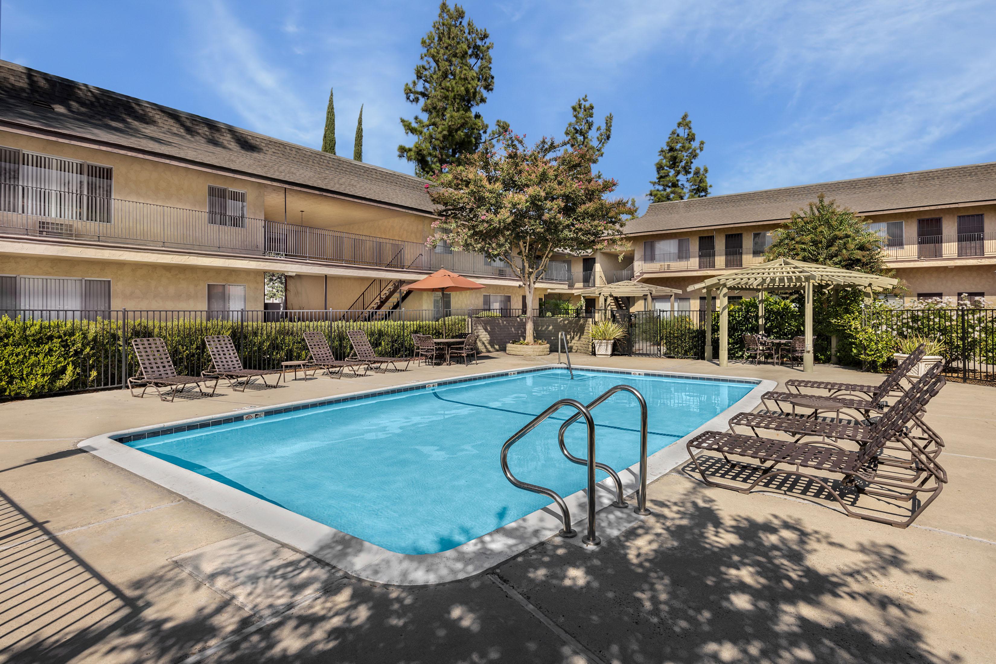 The Oaks Apartments photo 2