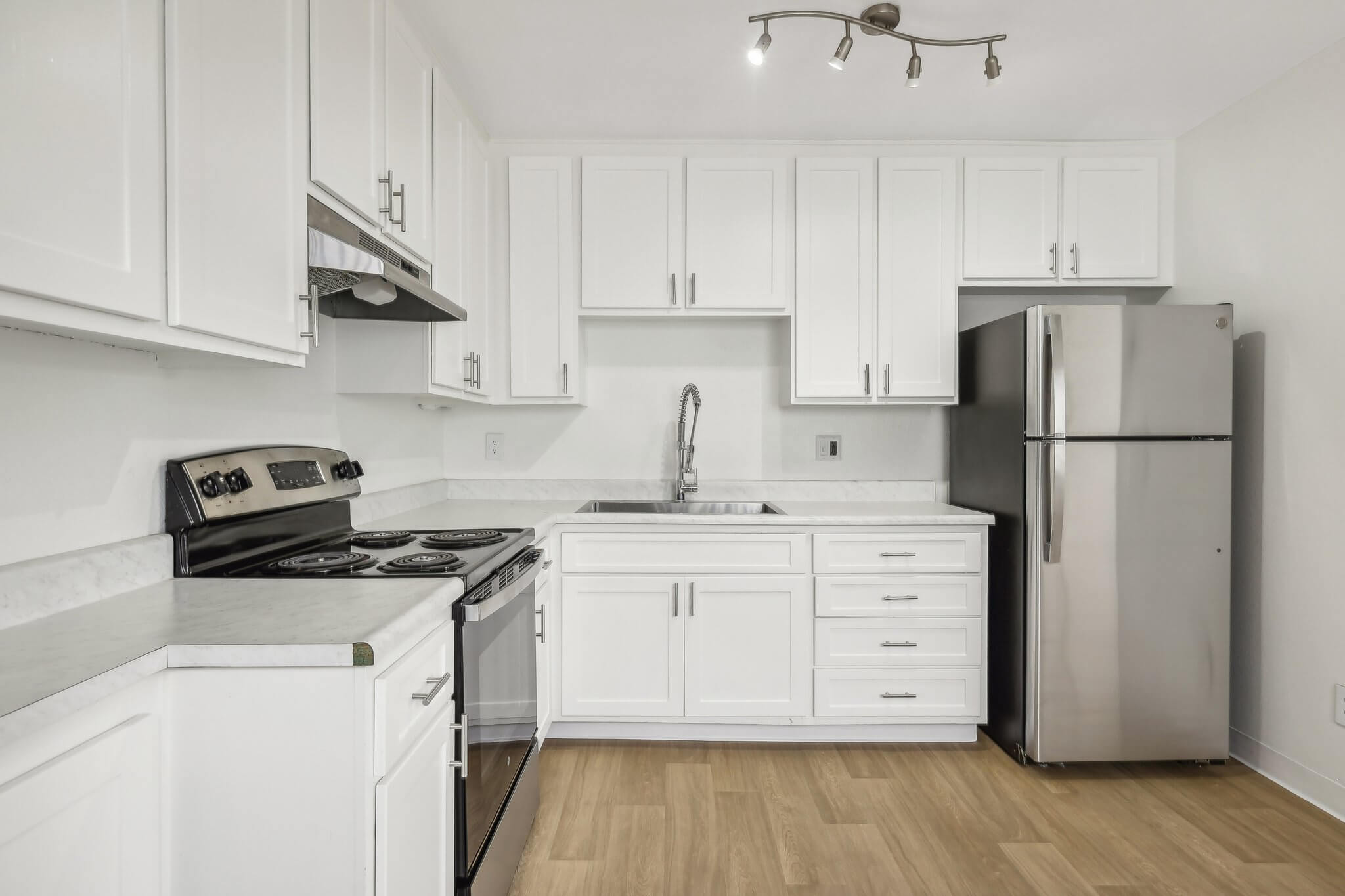 Valle at 9209 Kenwood photo 5