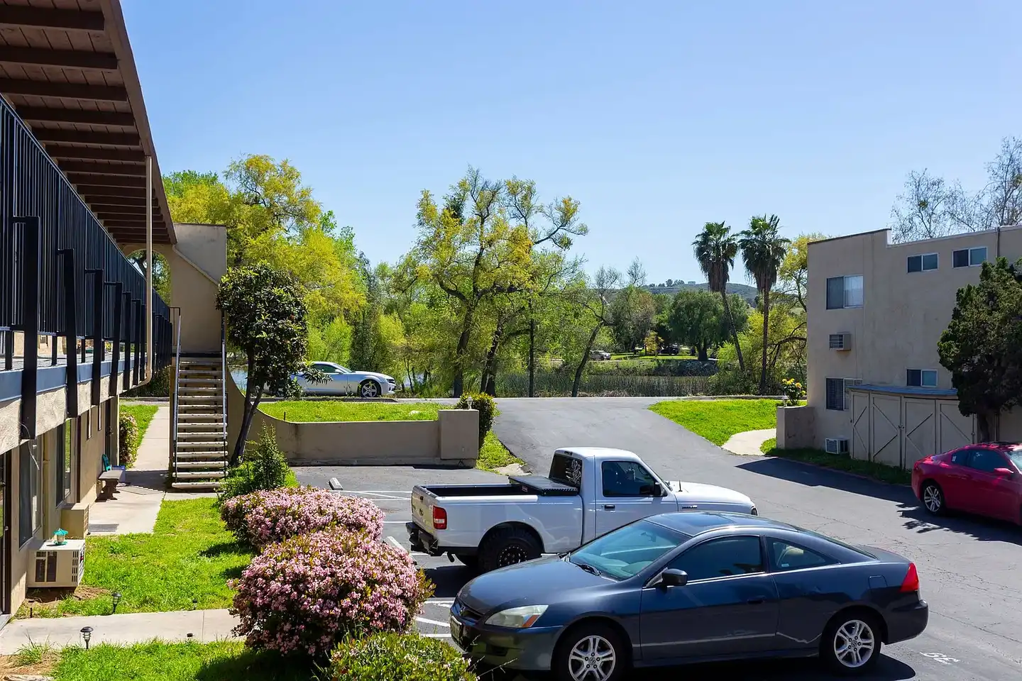 Lakeshore Villa Apartments photo 2