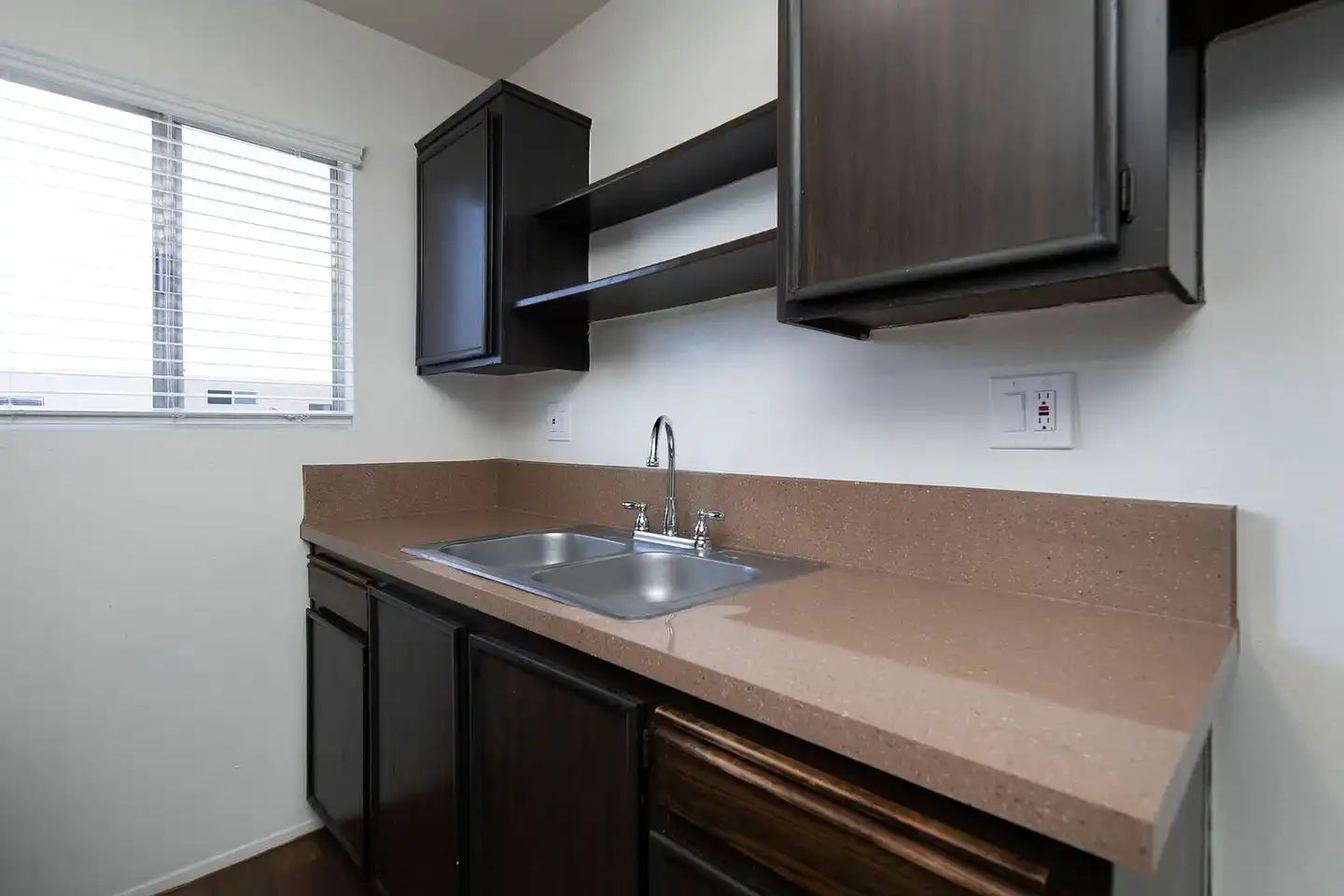 Lakeshore Villa Apartments photo 4