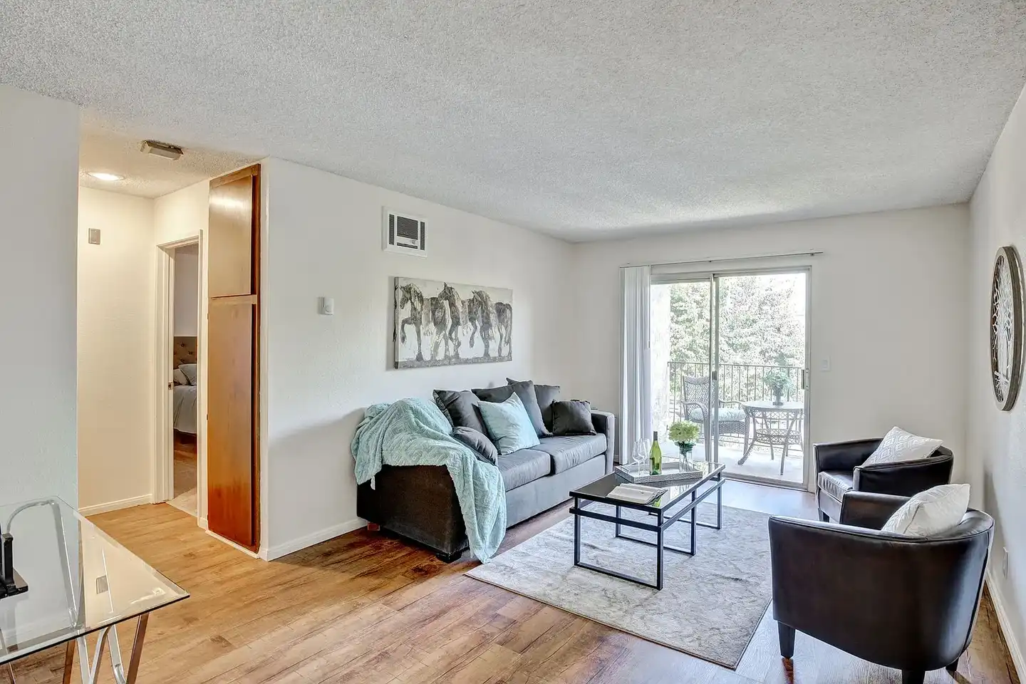 Del Mar Apartment Homes photo 2