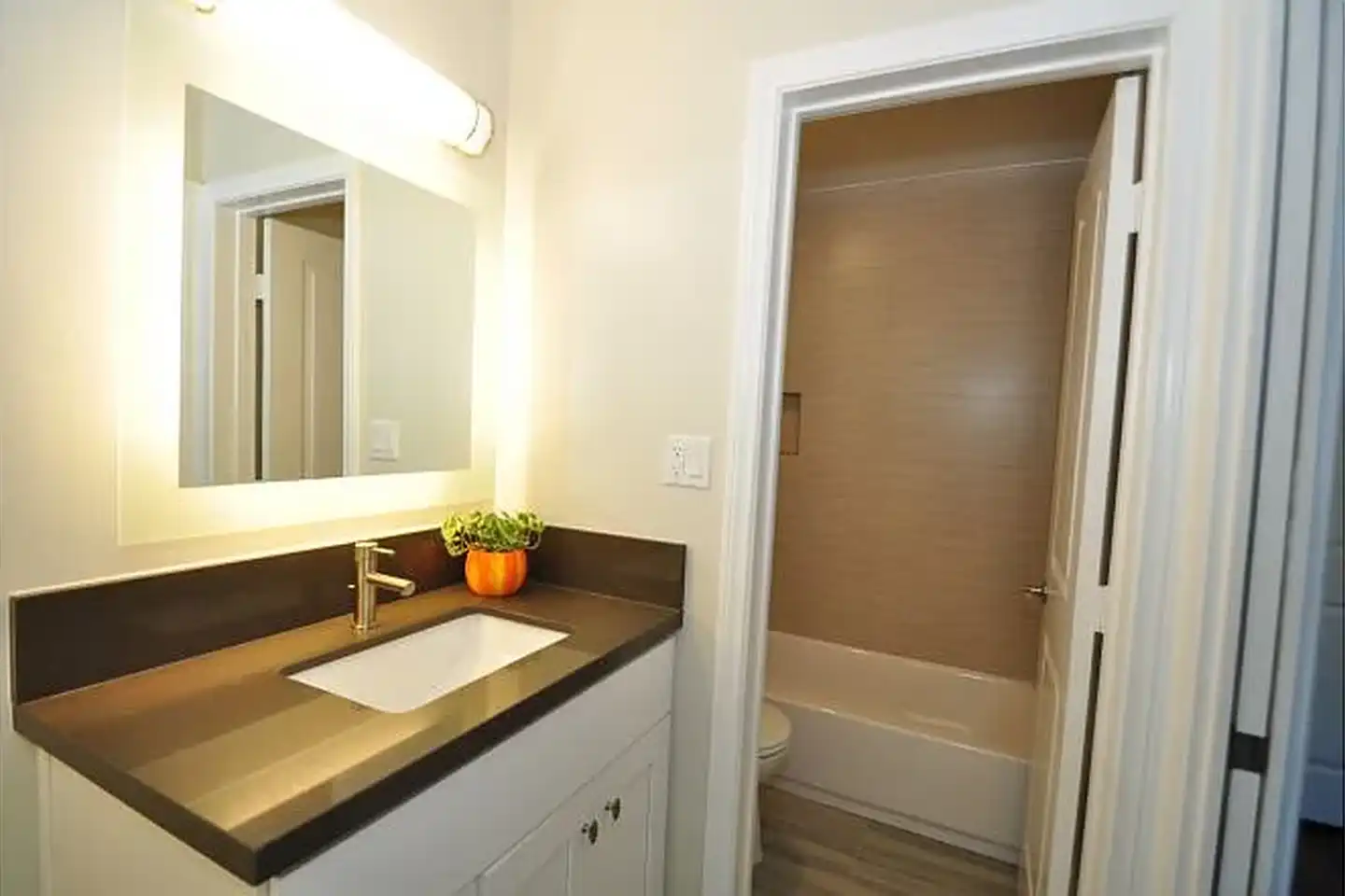 The Tides Apartments photo 4