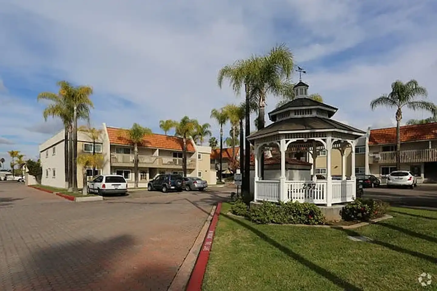 El Conquistador Apartments photo 2