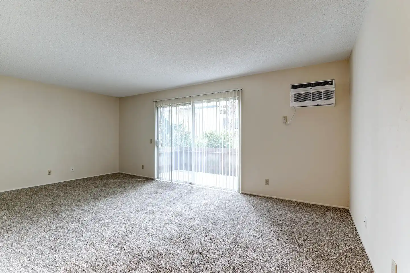 1575 Oak Apartment Homes photo 5