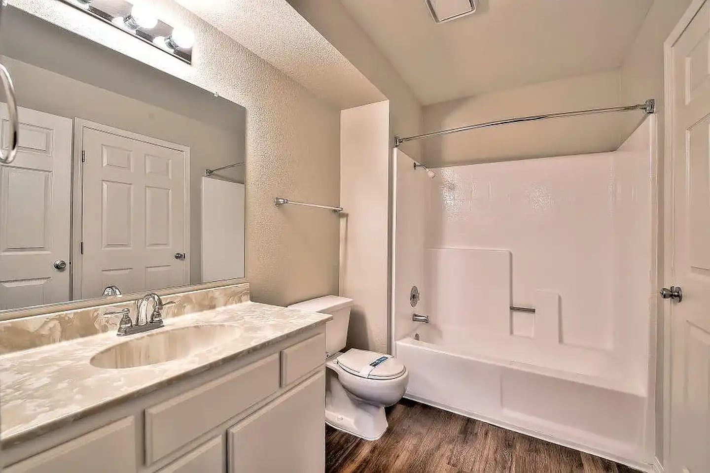 Cross Creek Apartments photo 5