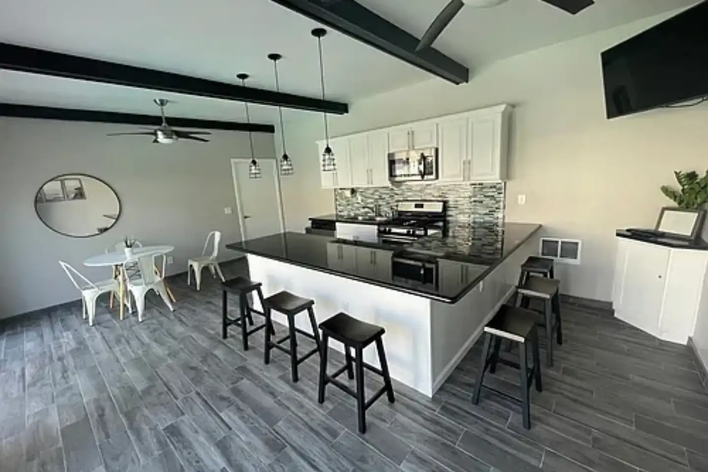Monterey Villa Apartments photo 4