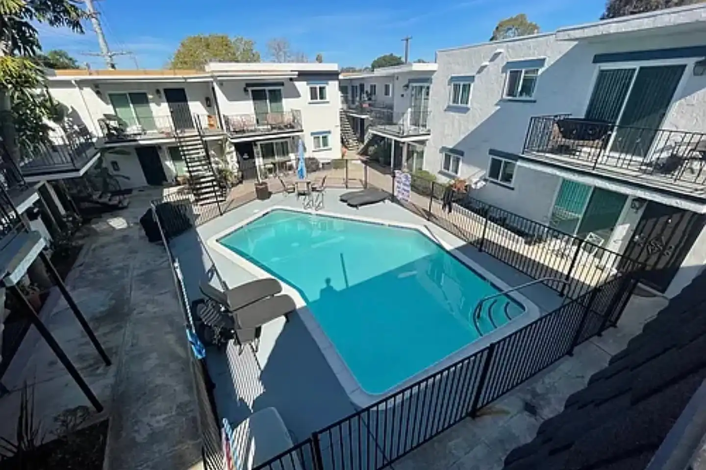 Monterey Villa Apartments photo 2