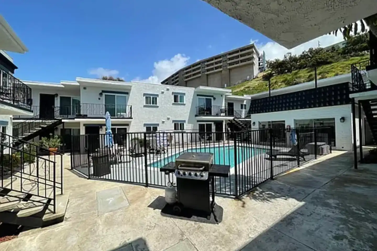 Monterey Villa Apartments photo 3