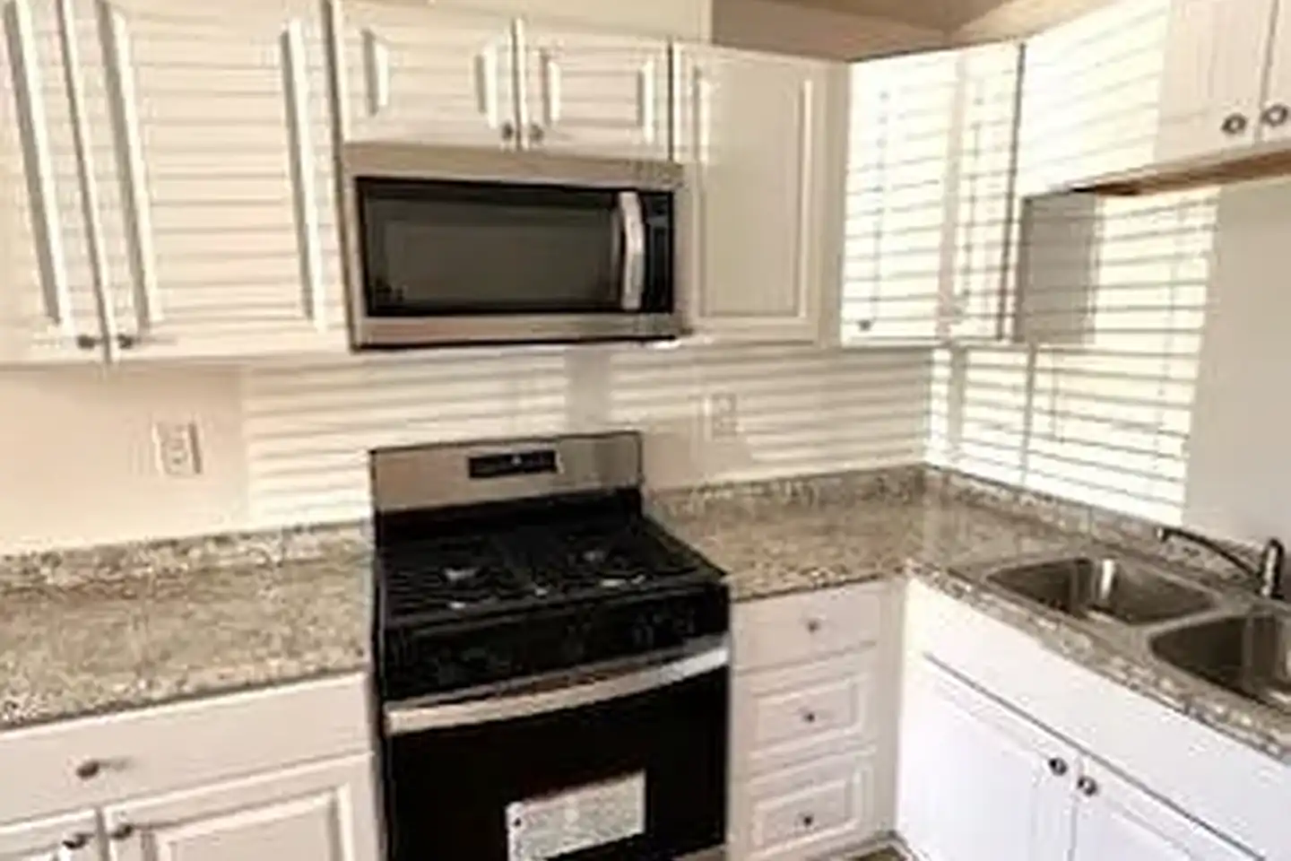 Altadena Manor Apartments photo 2