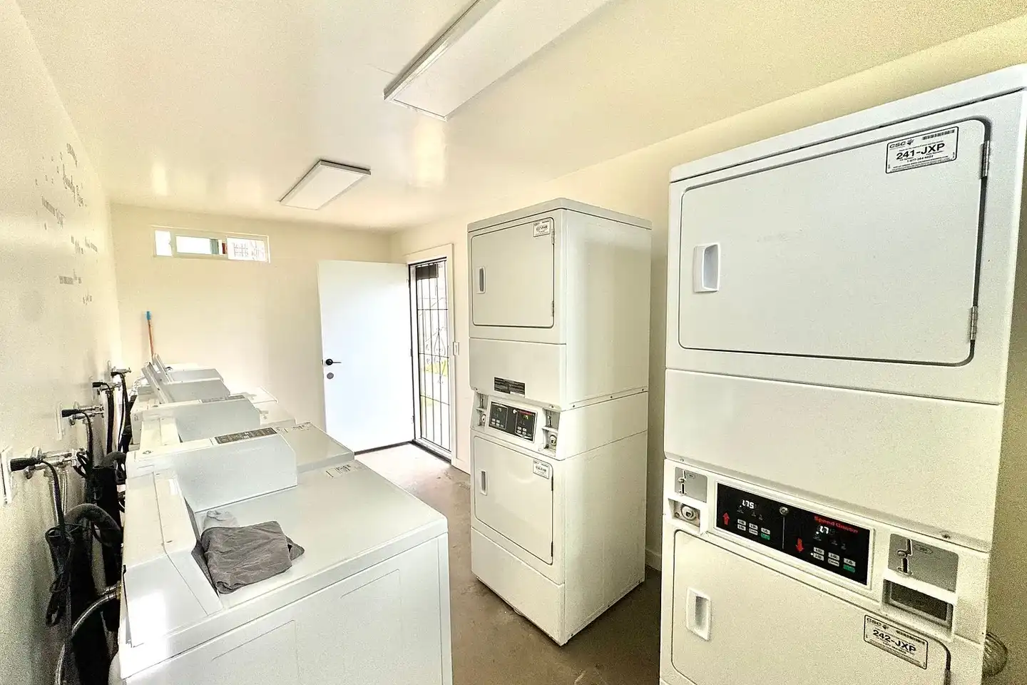 7821 Linda Vista Rd. photo 2
