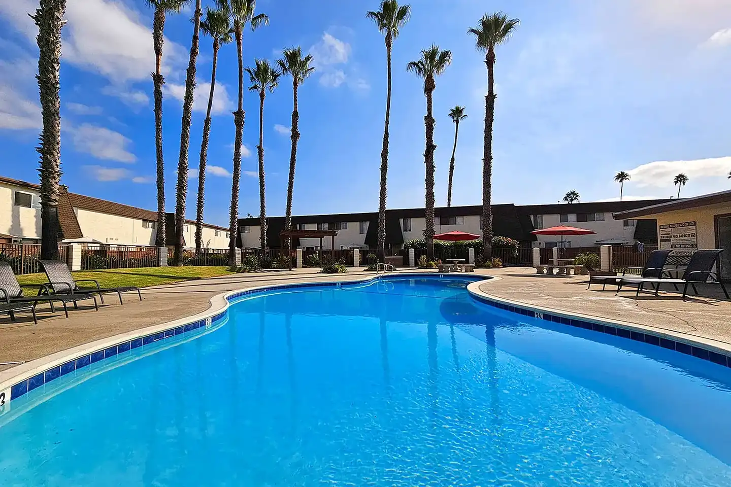 Paseo Del Prado Apartments photo 2