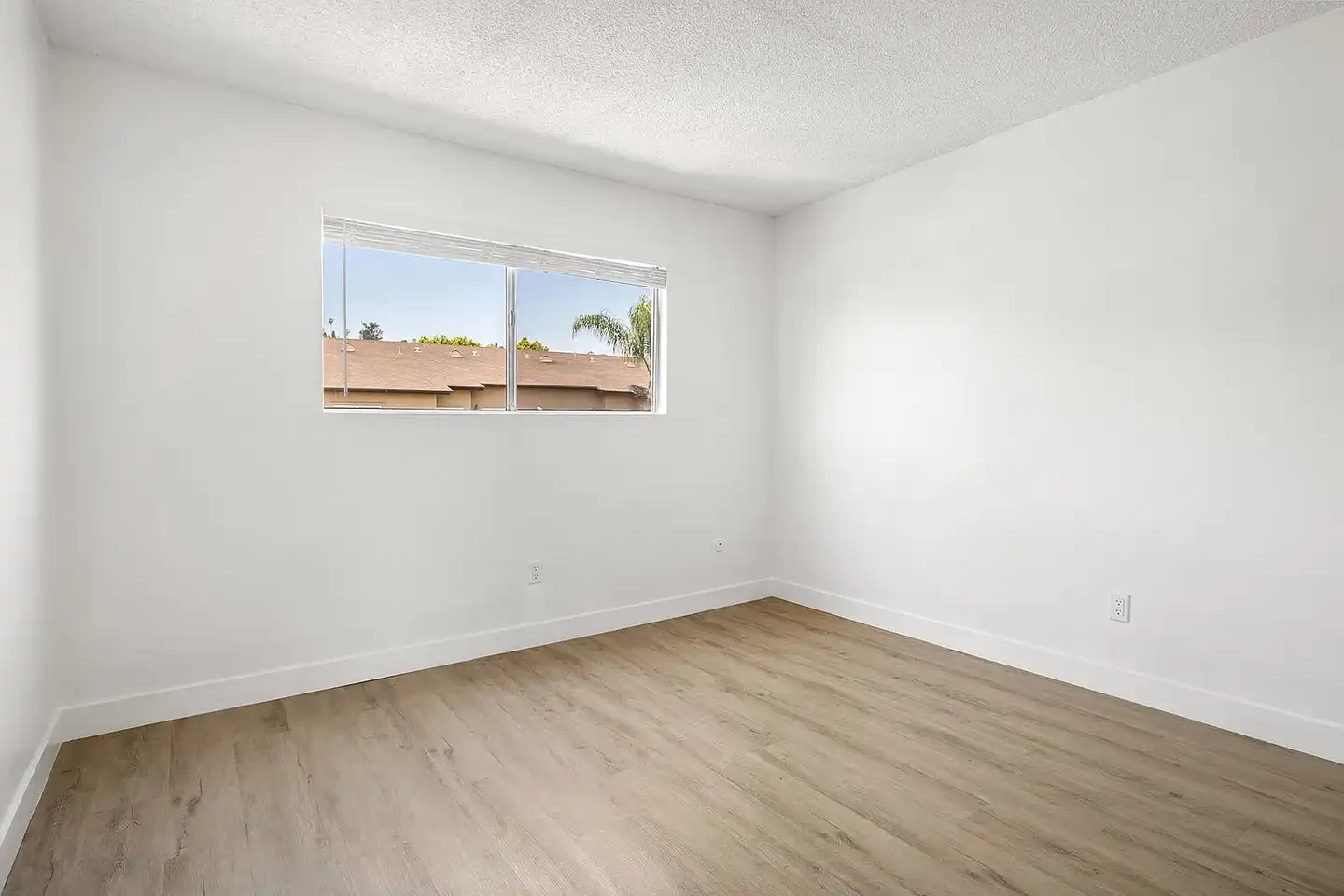 Valle At 9061 Kenwood Apartments