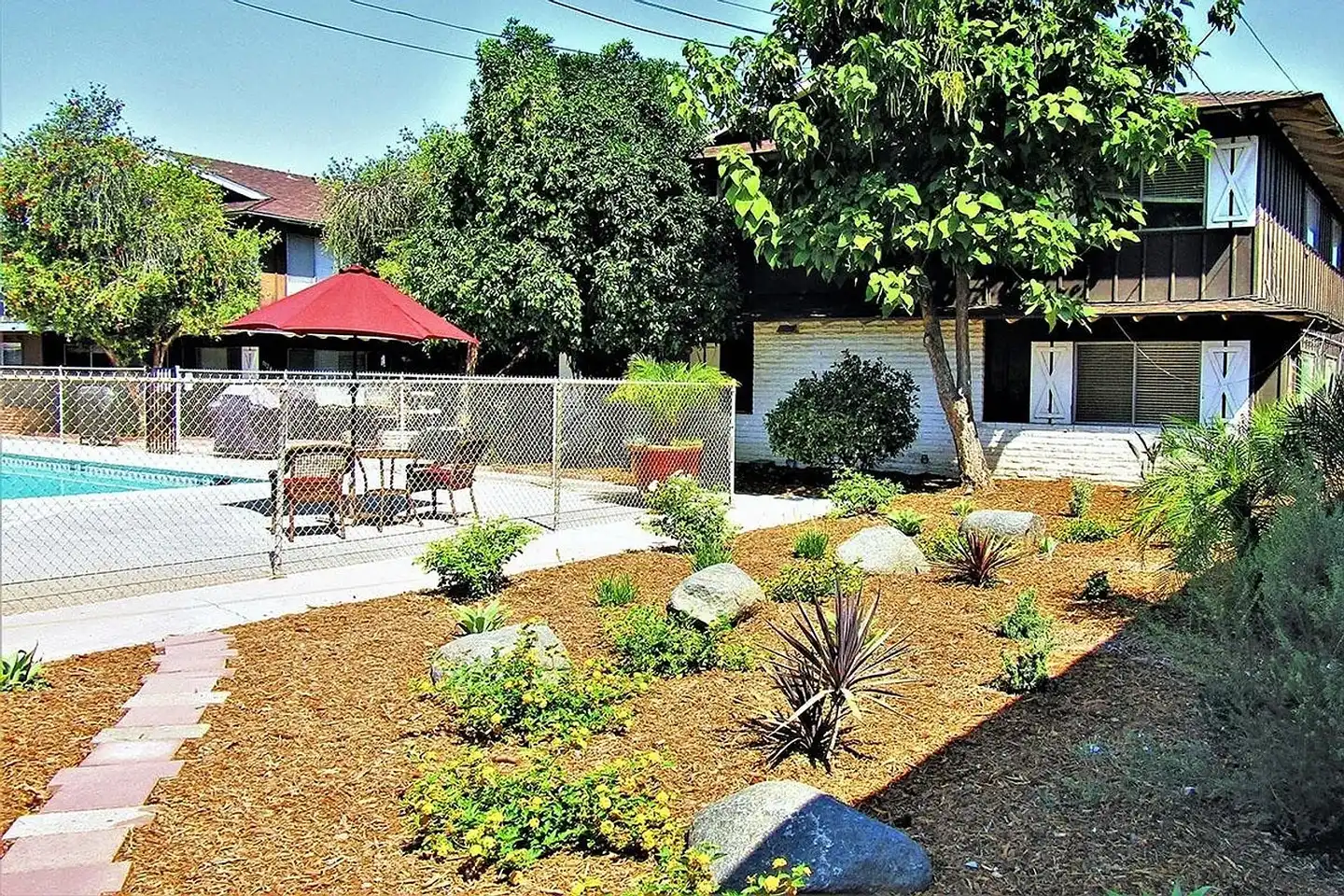 Town and Country Garden Apartments photo 2