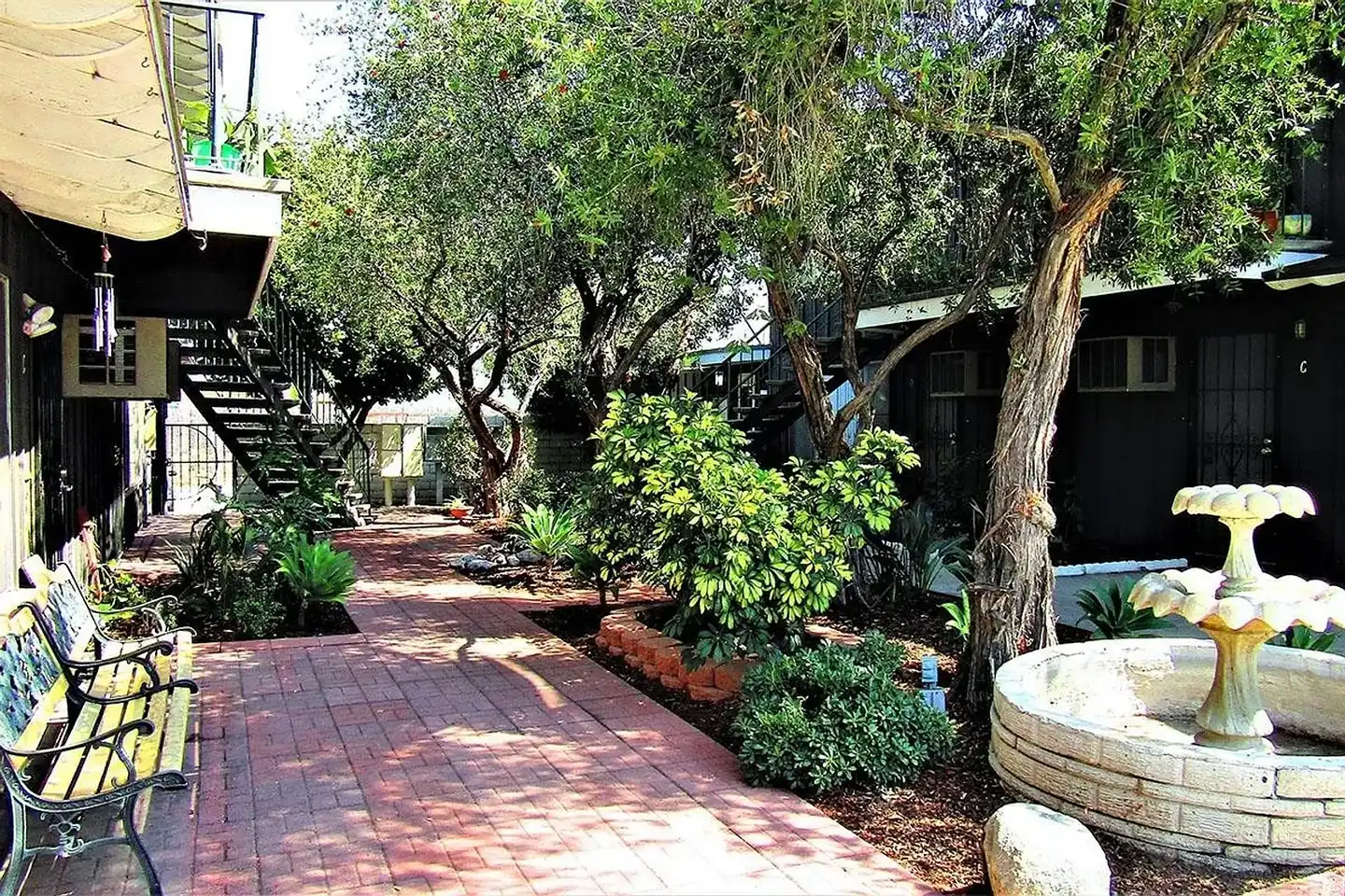 Town and Country Garden Apartments photo 5