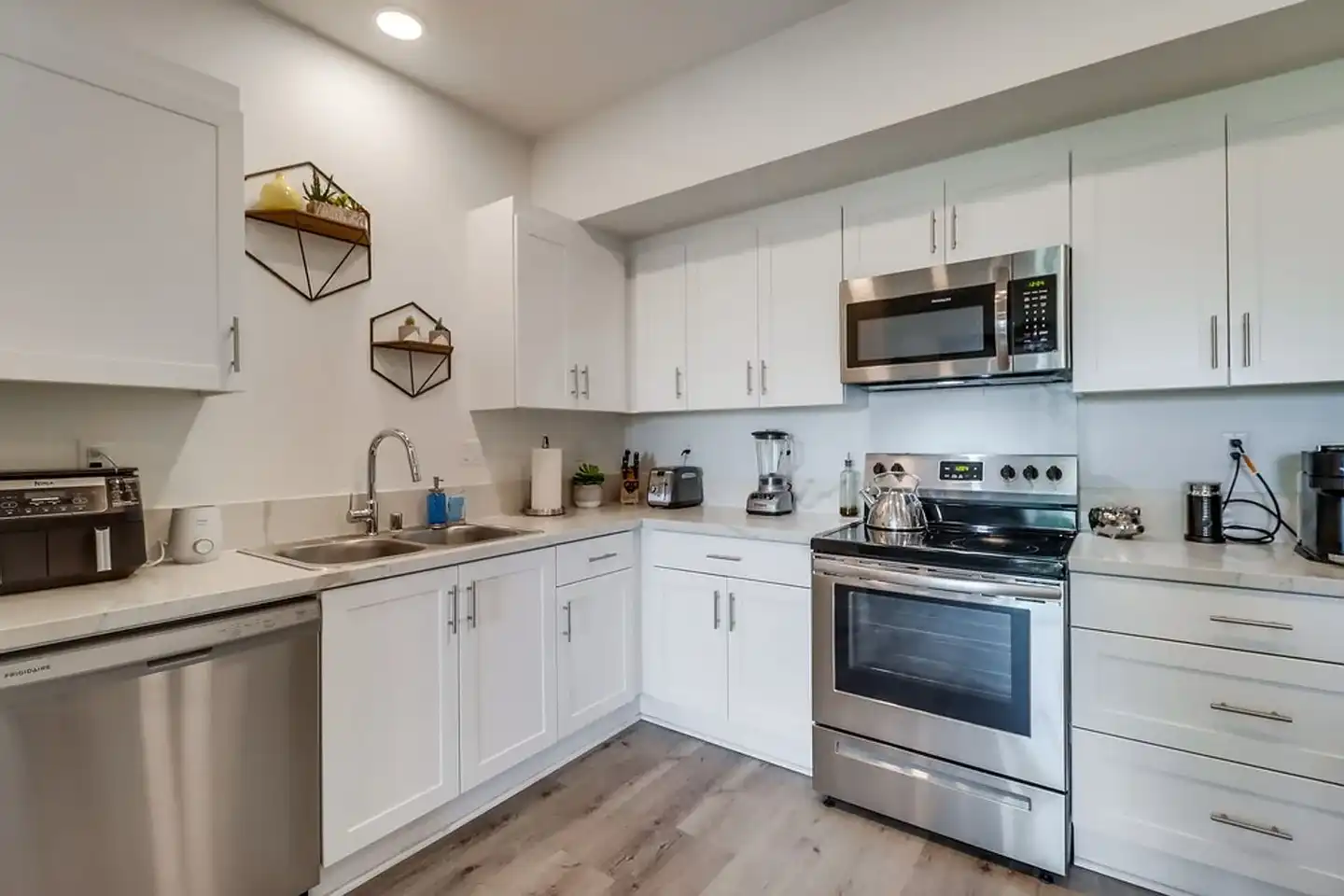 Ridgeway Apartments photo 3