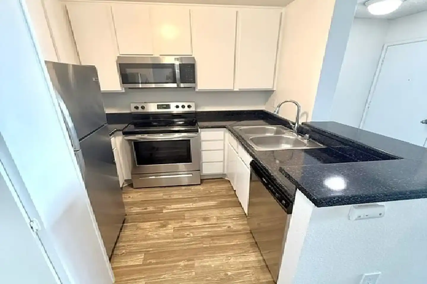 BONITA COURT APARTMENTS photo 4