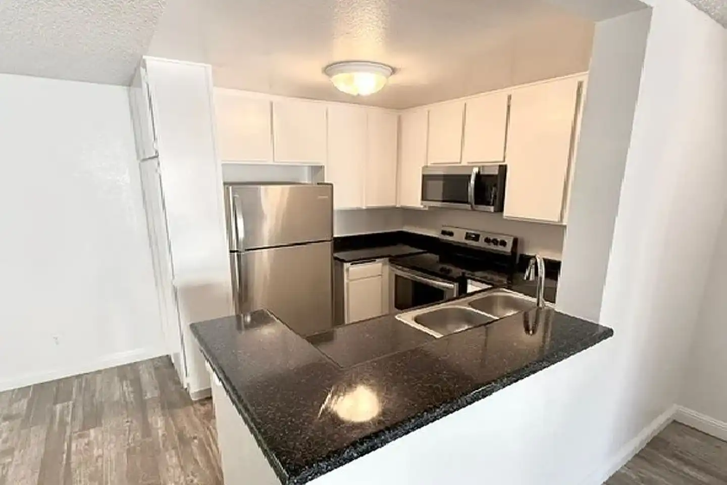 BONITA COURT APARTMENTS photo 5